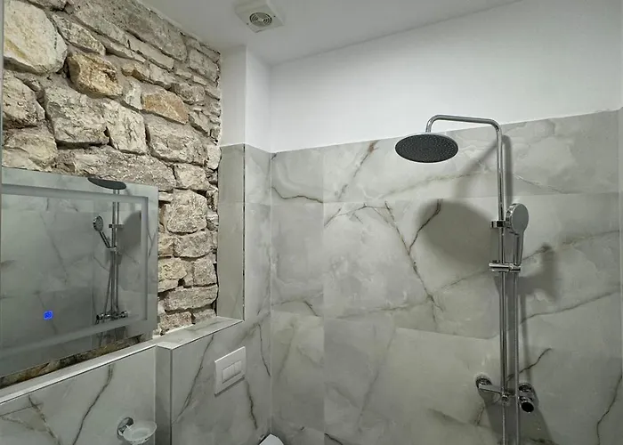 Отель The White Troy 3*