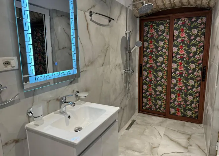 The White Troy 酒店