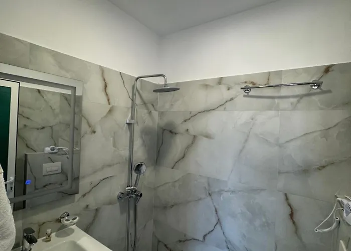 酒店 The White Troy