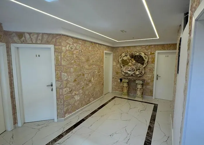 The White Troy Отель 3*