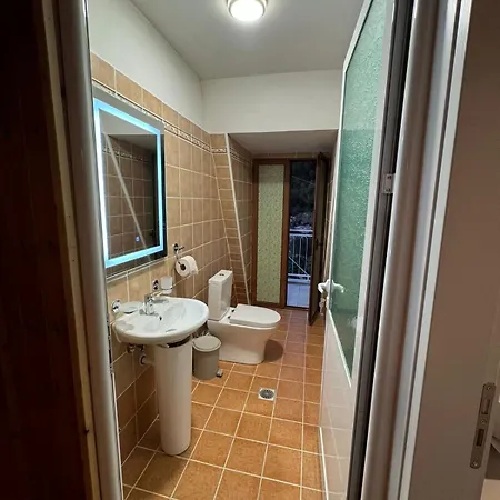 The White Troy Отель Саранда