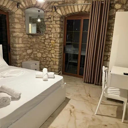 The White Troy Sarandë