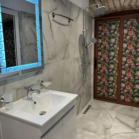 The White Troy Szálloda