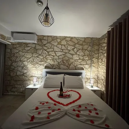 The White Troy 3* Σαράντα