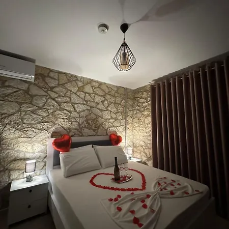 The White Troy Σαράντα