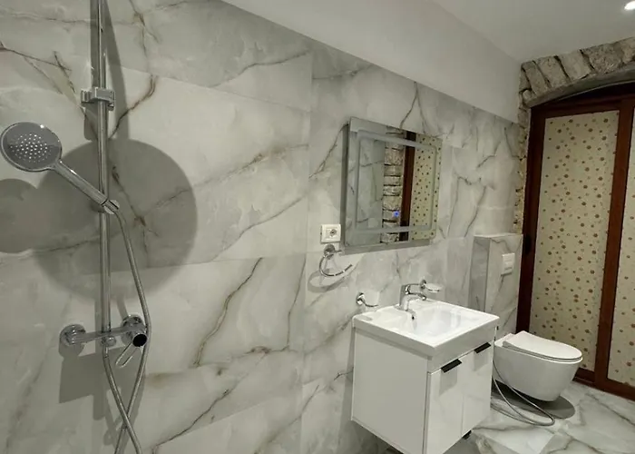 The White Troy Hotel